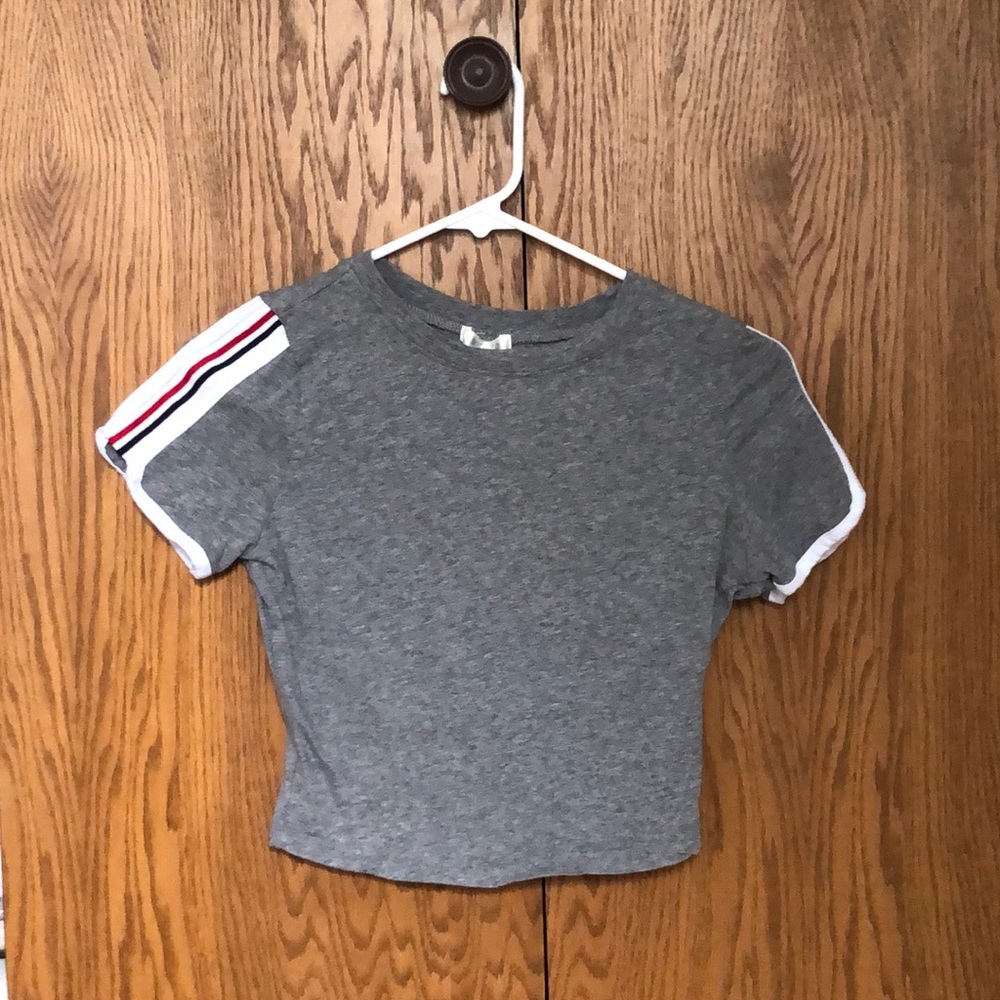 Gray short sleeve crop top
